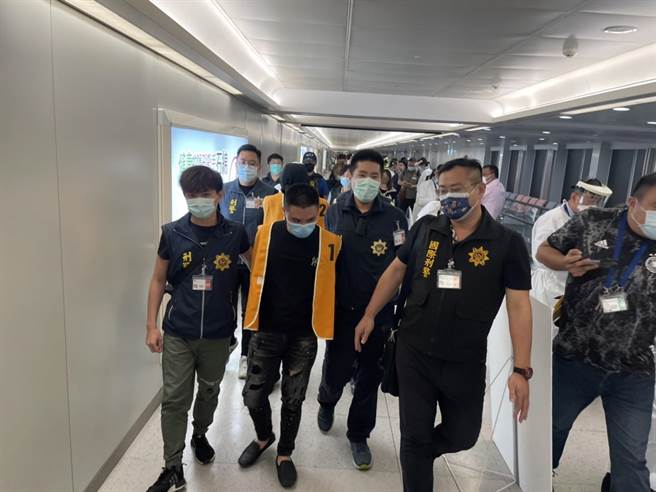 警方自泰国押解2名嫌犯回台，晚间已抵达桃园机场。(翻摄照片／林郁平台北传真）