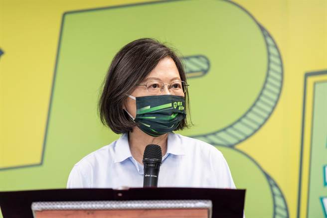 《数位中介服务法》草案目前在公听会阶段，引发外界极大反弹。大量网友涌入总统蔡英文的脸书贴文留言区，纷纷开轰「现在不呛妳，以后也没机会呛了」。（民进党提供）