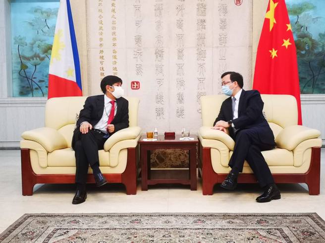 小马可仕(左)，与大陆驻菲大使黄溪连(右)，在去年总统竞选期间的会面。(图/菲律宾政府)