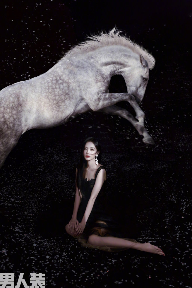 李一桐拍摄杂志封面。（图／男人装微博）