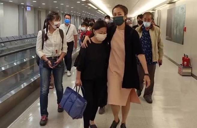 艾成父母神情哀戚。(圖／民視提供)