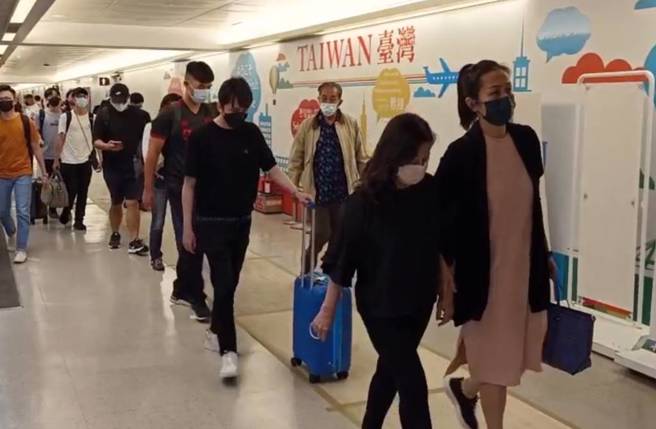 艾成家人抵台後會先住進防疫旅館。(圖／民視提供)