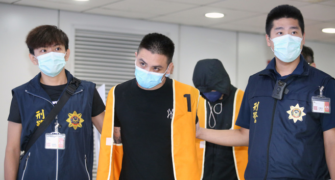 刑事局18日派员前往泰国，押解3名涉及人口贩运的国人回台，其中杨姓（左二）及邓姓（右二）嫌犯，遭桃园地检署拘提。（范扬光摄）