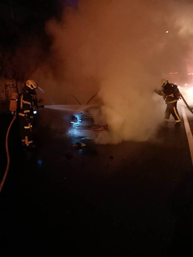 國道一號1輛計程車行駛經過北上42.7公里龜山區路段，意外冒煙起火，車輛全部燒毀。（翻攝照片）