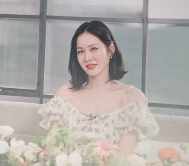 孙艺真今（18日）惊喜透过视讯和粉丝互动，剪了俏丽短髮外，脸也变得圆润了些，状况还是好到像仙女一样美。(图/ 摘自推特)