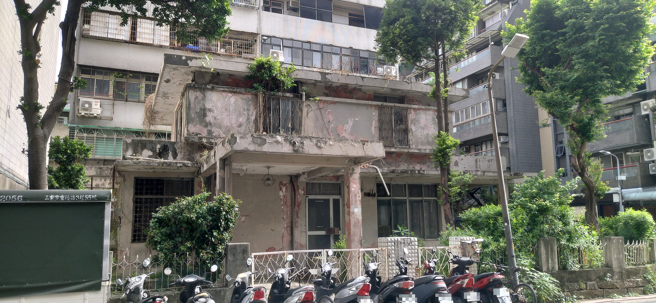 男子拍下天母有棟2層樓民宅，但該名宅外觀老舊他驚「價值非凡？」，網友表示少2億。（翻攝自臉書靠北天母幫）