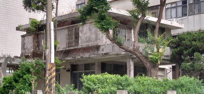 男子拍下天母有棟2層樓民宅，但該名宅外觀老舊他驚「價值非凡？」，網友表示少2億。（翻攝自臉書靠北天母幫）