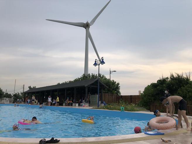 向海那漾的遊客中心大泳池，不少年輕家長陪著小朋友，在池中游泳與戲水。圖／劉朱松