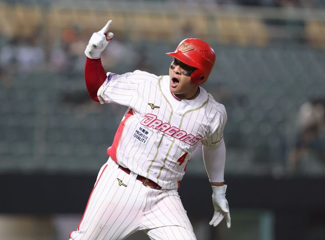 味全龙吉力吉捞・巩冠伤癒復出首战就开轰。（味全龙提供）