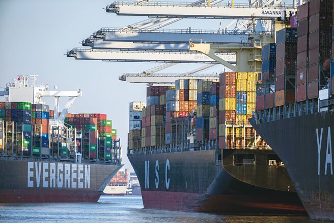 随着旺季将至，美国东岸港口塞港缓解是否能延续有待观察。图／美联社