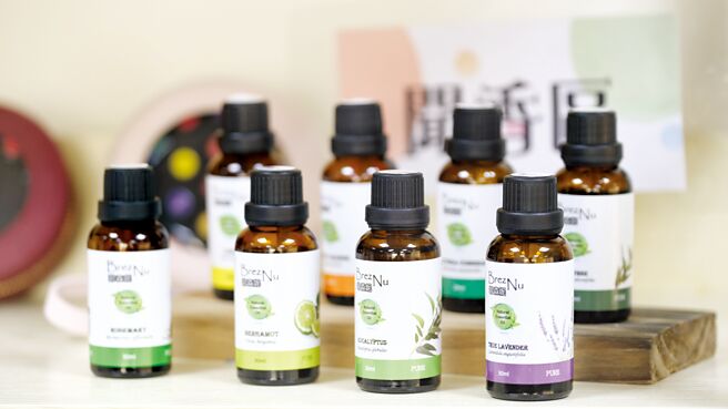「BrezNu碧森妮」精油原料纯天然，与市面上以合成香精组成的精油有极大差别。图／鸿元生技提供