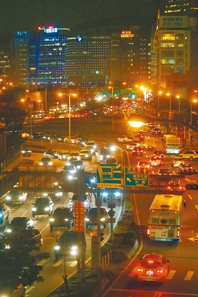 台北市长三脚督选战近来聚焦内湖塞车、公车预约议题，政见斗智也意外成「交通局长大战」。（本报资料照片）