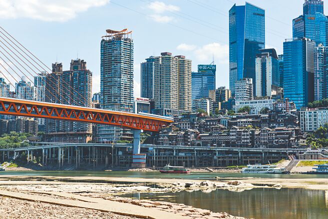 8月17日，大陸重慶江北嘴，嘉陵江水位下降，航道內仍有船隻正常航行。由於上游來水偏少，加之高溫天氣，導致嘉陵江出現「汛期反枯」現象。（中新社）