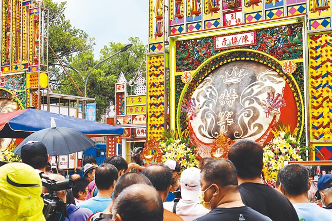 2022新竹县褒忠亭义民庙义民节祭典暨神猪神羊比赛颁奖，17日上午在新埔义民庙登场，吸引许多民眾前来看猪公。（邱立雅摄）