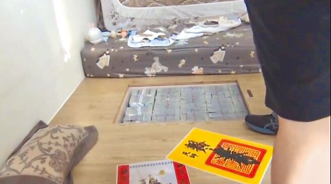 台南检警在庄嫌住处床底板夹层查扣6000万元现金。（读者提供／曹婷婷台南传真）