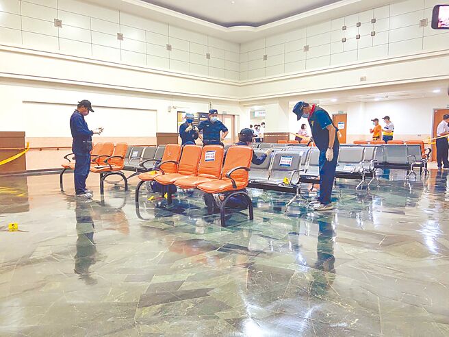 高医17日上午发生一起枪击案，被害人王男遭到行刑式枪击，急救后仍宣告不治，而朱姓嫌犯也于下午落网。王男与朱嫌2人本为朋友关系，曾一起因为「芭乐票」犯下诈欺案，之后2人产生财务纠纷，梁子结了10年之久，最后引发杀机。（杨舒婷摄）