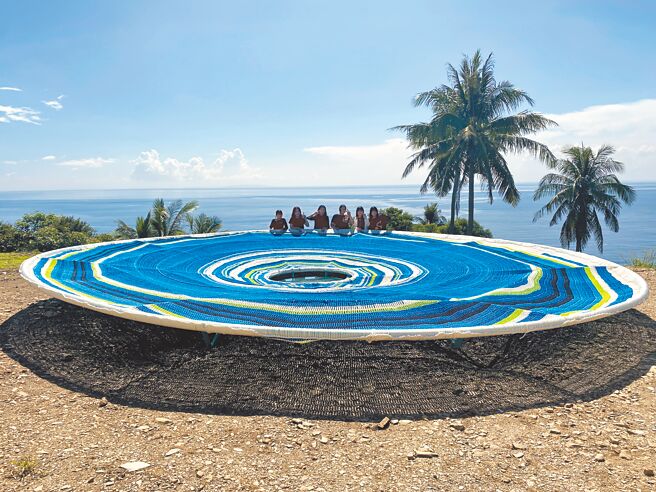 國立台東女中師生在台東縣太麻里鄉打造直徑9公尺的「天空織鏡」，是南迴藝術季作品中少數由素人創作。（蔡旻妤攝）