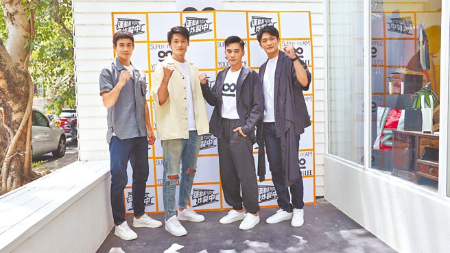 是元介（右2）昨与纪亚文（左起）、孟祥祖、吕佳彬出席活动透露过去曾经歷1年多的低潮期。（巨宸制作提供）