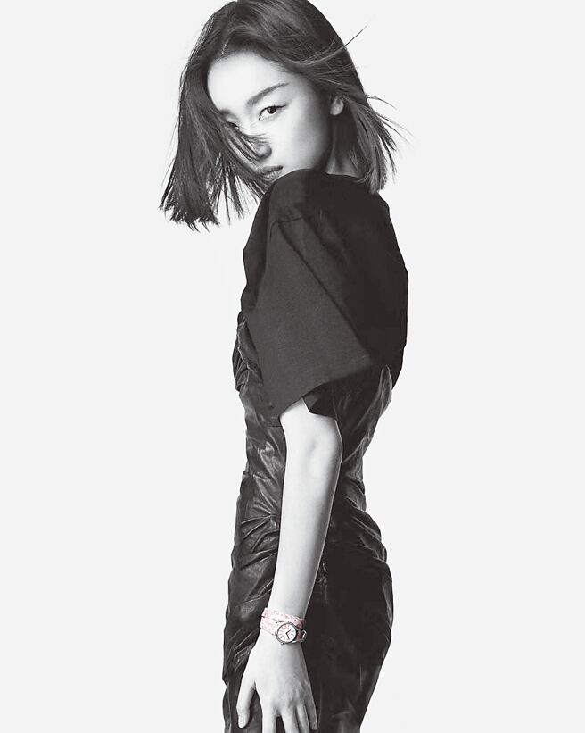 周冬雨在IG发布她佩戴最新款Mini Tresor系列Toile de Jouy女表，双环粉红花卉表带十分时尚。（摘自IG）