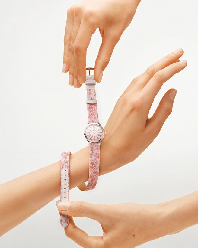 欧米茄最新款Mini Tresor系列Toile de Jouy女表，双环彩绘表带的设计更添时尚。（OMEGA提供）