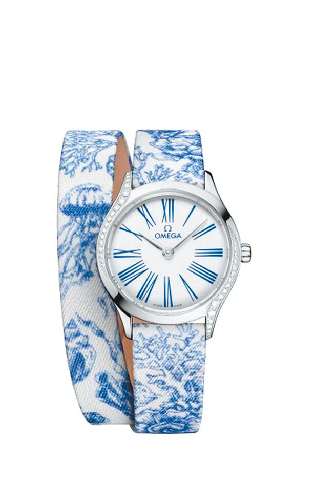 欧米茄最新款Mini Tresor系列Toile de Jouy女表，双环表带彩绘蓝色海洋图案。（OMEGA提供）