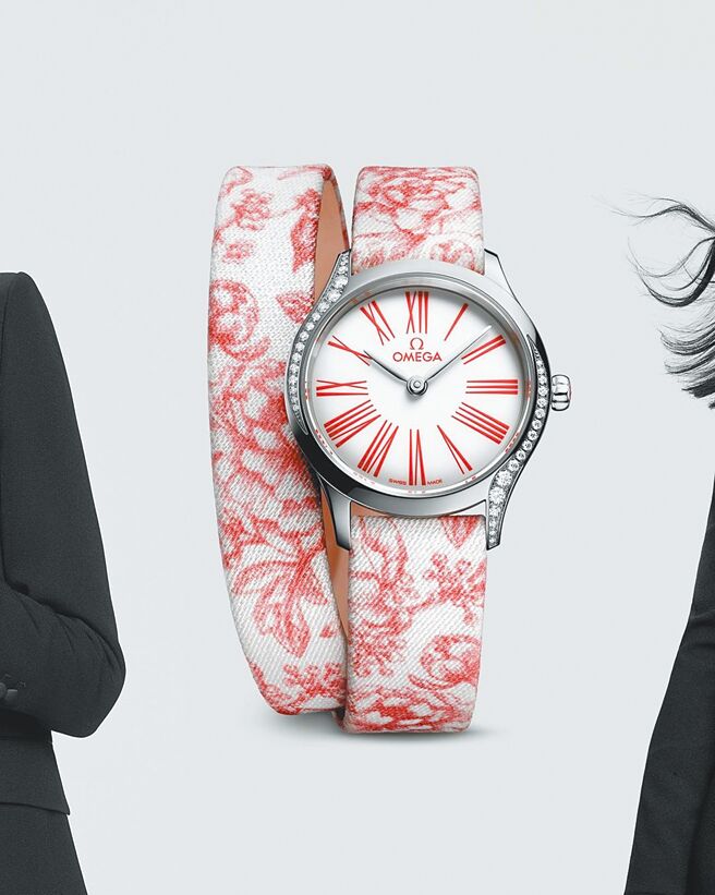 欧米茄最新款Mini Tresor系列Toile de Jouy女表，双环表带彩绘粉红花卉，更添女人味。（OMEGA提供）