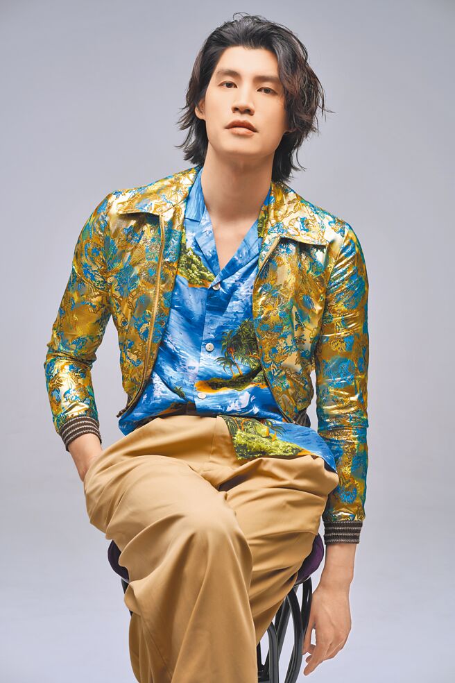 羅宏正穿上Gucci Love Parade登台，扮演他心中的「高富帥」。Gucci多色印花外套10萬6500元、印花襯衫3萬2000元、焦糖色長褲3萬2000元。（JOJ Photo攝）