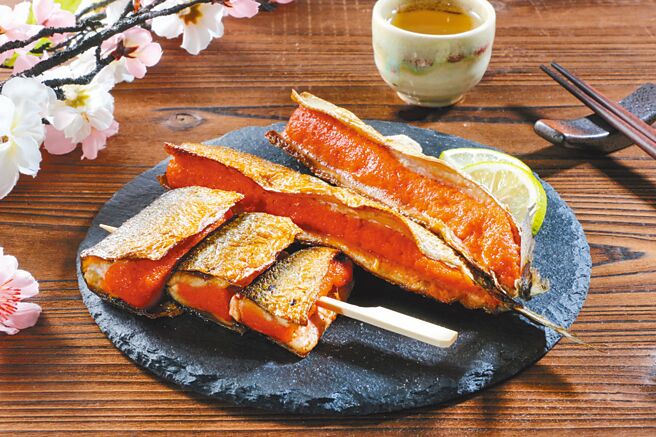 愛買頂級爆醬明太子秋刀魚，原價399元，9月13日前特價359元。（愛買提供）
