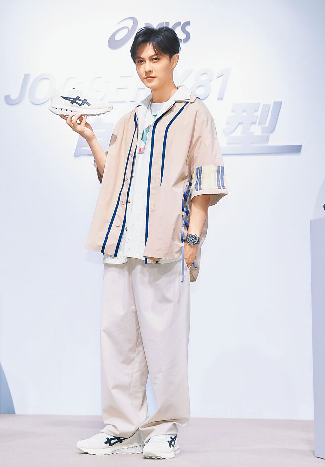 王子替亞瑟士JOGGER X81站台，每雙2980元。（陳俊吉攝）