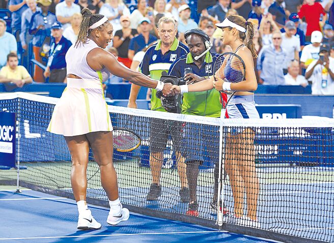 小威廉丝（左）赛后与拉杜卡努在网前握手。（美联社）