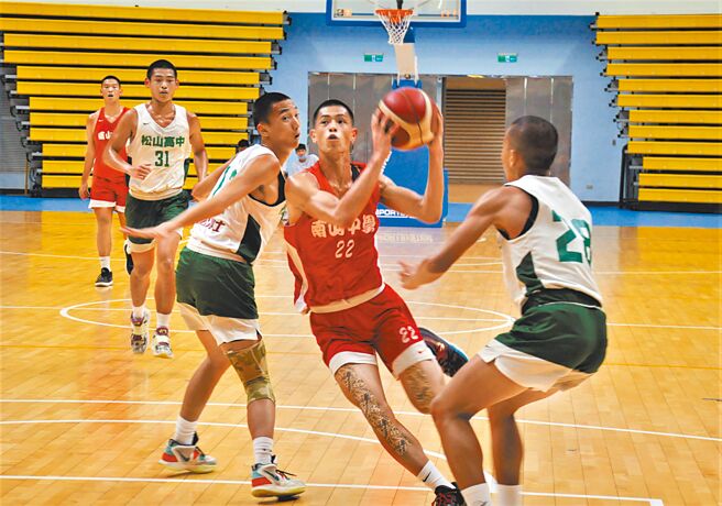 南山高中曹佑寧（中）期许HBL新球季可以拿到球衣出赛。（陈筱琳摄）