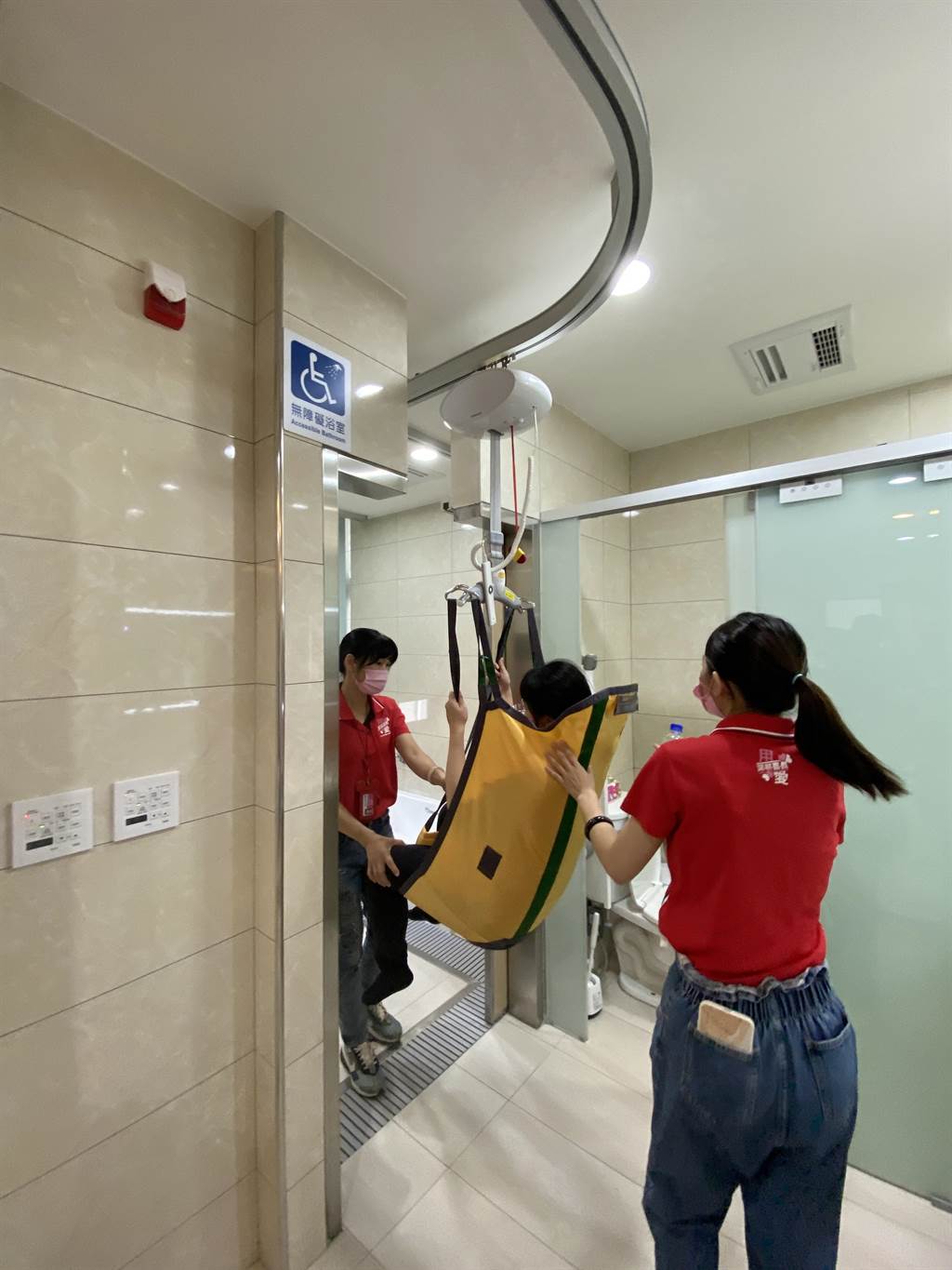 中華聖母基金會聖仁失智照護家園模擬用滑軌移動行動不便的住民。（廖素慧攝）