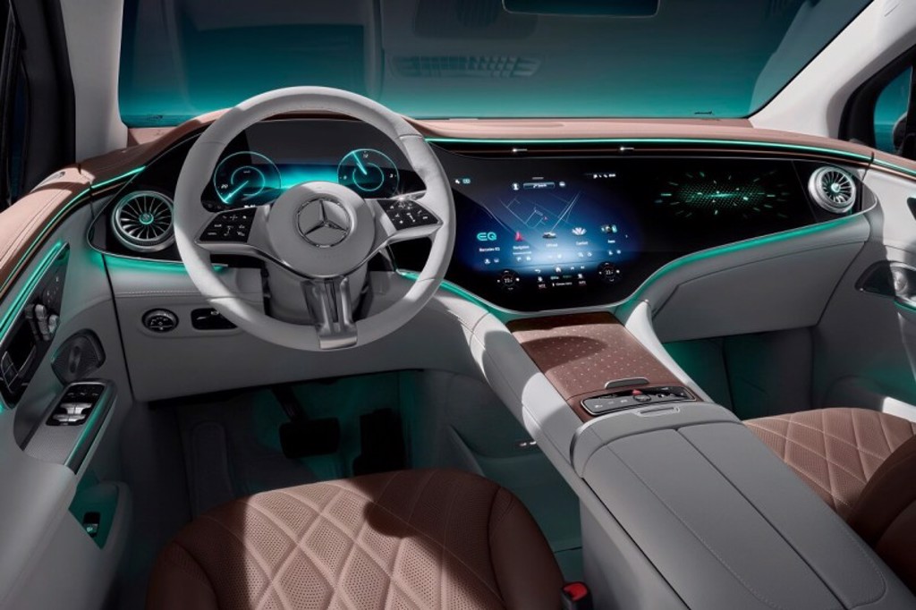 十月亮相之前，Mercedes‑Benz先發佈EQE SUV的內裝照（圖/CarStuff）
