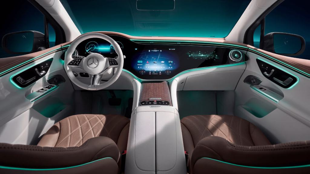 十月亮相之前，Mercedes‑Benz先發佈EQE SUV的內裝照（圖/CarStuff）