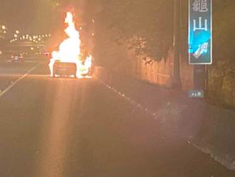 計程車國道1全面燃燒 下秒成一團火球 駕駛乘客跳車逃生