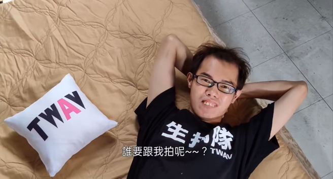 邓佳华一脸淫笑地要大家猜测，第四部曲的对手女优是谁。(图/邓佳华 FB)