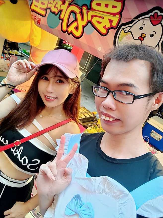 邓佳华总店女老板，同样拥有纤细的身材。(图/邓佳华 FB)