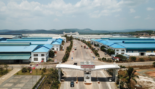 图为柬埔寨西哈努克省的西哈努克港经济特区，是中国「一带一路」建设的标志性项目之一。最初有上百家陆企进驻，柬埔寨开放赌场后造成一波炒作房地产的畸型繁荣，许多黑帮与投机客活跃其中。 （图／新华社）