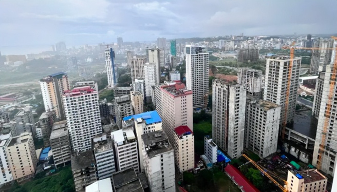 因开放赌场与炒作房地产而爆发畸型繁荣的柬埔寨西港，到处都是建筑工地，房地产投机炒作盛行，2年多后政府下禁赌令，留下了1155个烂尾楼盘，占西港所有建筑面积的7至8成。（图／网路）