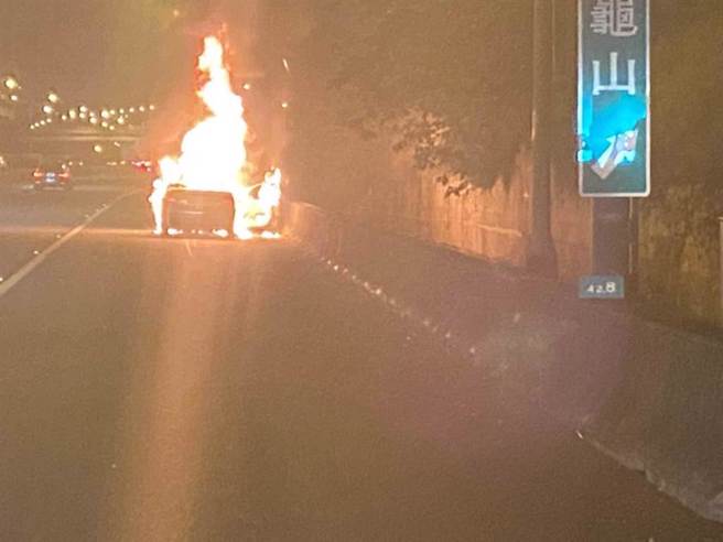 国道一号1辆计程车行驶经过北上42.7公里龟山区路段，意外冒烟起火，车辆全部烧毁。（翻摄照片）