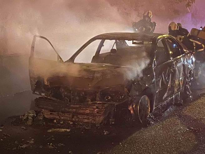 国道一号1辆计程车行驶经过北上42.7公里龟山区路段，意外冒烟起火，车辆全部烧毁。（警方提供）