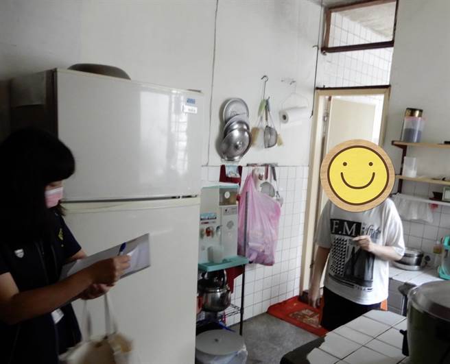 吴男胞姊(左)向书记官(右)说明系争房屋使用情形并商讨清偿计画。（台北分署提供）