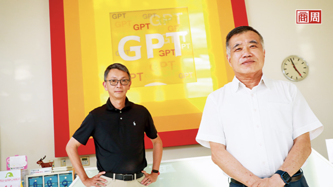 「初期我在弘塑的角色，真的是好玩、小额的投资。」弘塑董事长张鸿泰（右）说，没想到一不小心就成了负责人。他用时间证明，自制设备的理想真的能实现。 (摄影/ 陈宗怡)