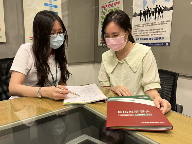 根据信义房屋对卖方客户所做的问卷调查显示，高达8成的卖方认为信义房屋产权调查完整，是对售屋流程极有帮助的优势。（图/信义房屋提供）