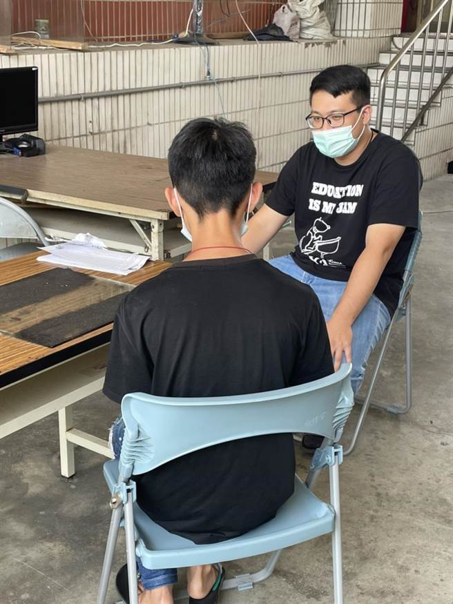 诱骗儿时玩伴赴柬，18岁男被逮。(警方提供)