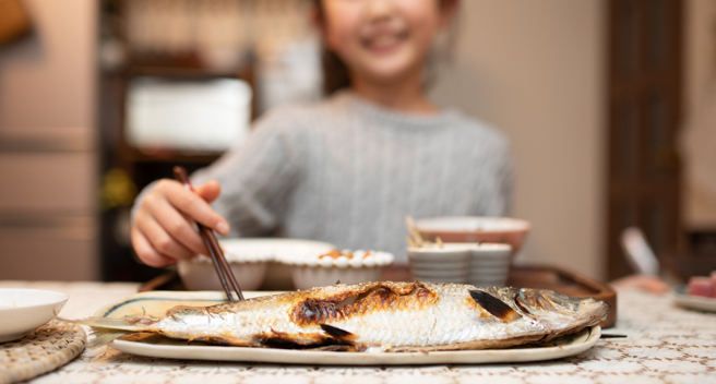 呼籲兒童確診7天內別吃魚，因為魚刺卡喉嚨的風險較高。（圖／shutterstock）