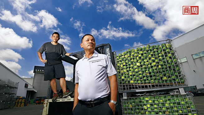 冠南董事长黄荣裕（右）主导产地端契作管理，二代黄正睿（左）负责加工部门，在冷冻水果产业拚到市占7成，夏天他们忙着将一箱一箱的柠檬送进工厂榨汁。 (摄影・程思迪)