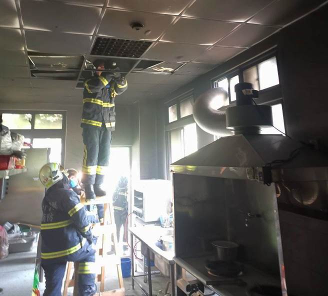 金门金湖镇新市社区活动中心今天上午惊传火警，疑似嵌顶式老旧电扇过热或电线短路引起，所幸及时扑灭，未造成重大灾情。（金门消防局提供）