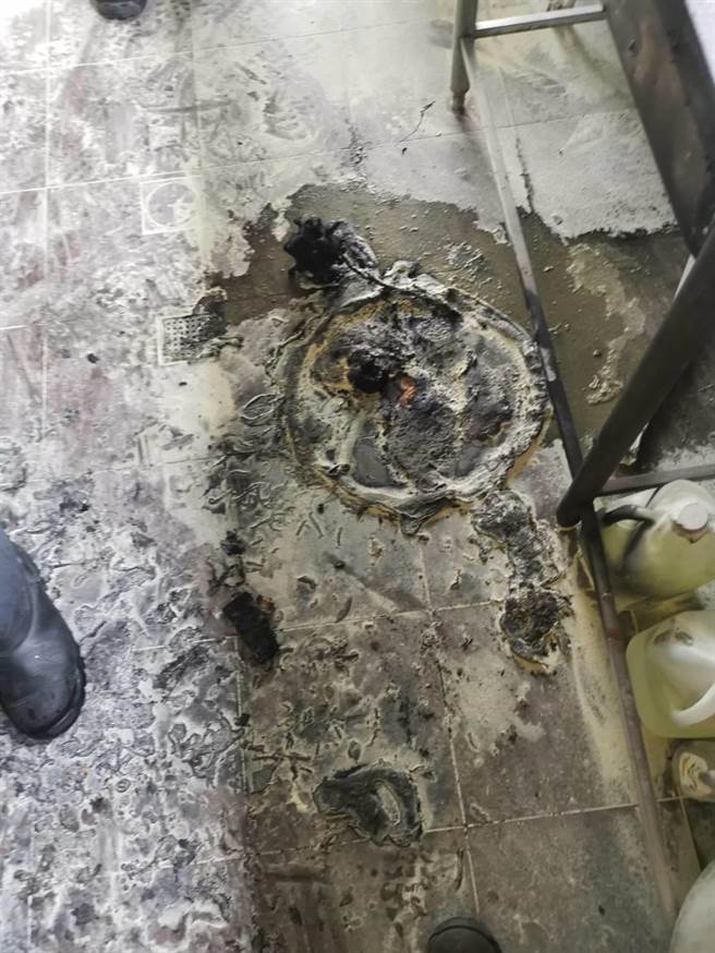 金门金湖镇新市社区活动中心今天上午惊传火警，疑似嵌顶式老旧电扇过热或电线短路引起。（金门消防局提供）