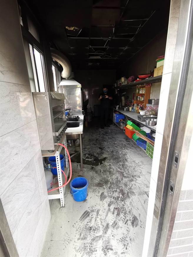 金门金湖镇新市社区活动中心今天上午惊传火警，疑似嵌顶式老旧电扇过热或电线短路引起。（金门消防局提供）